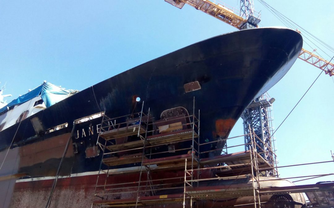 El buque Jane IV de la pesquera Ugavi ultima los trabajos de remodelacion en Marín para convertirse en referente de la pesca responsable de atún